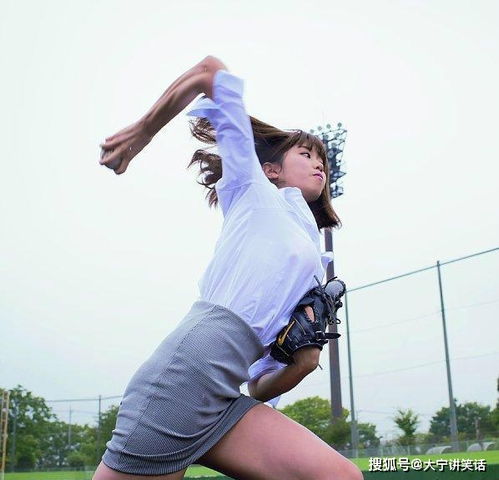 女网红在日本鸟居做引体向上引发争议