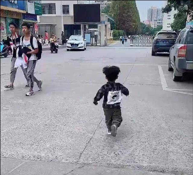 1岁弟弟温馨等待接机姐姐，家门口的亲情瞬间感动人心