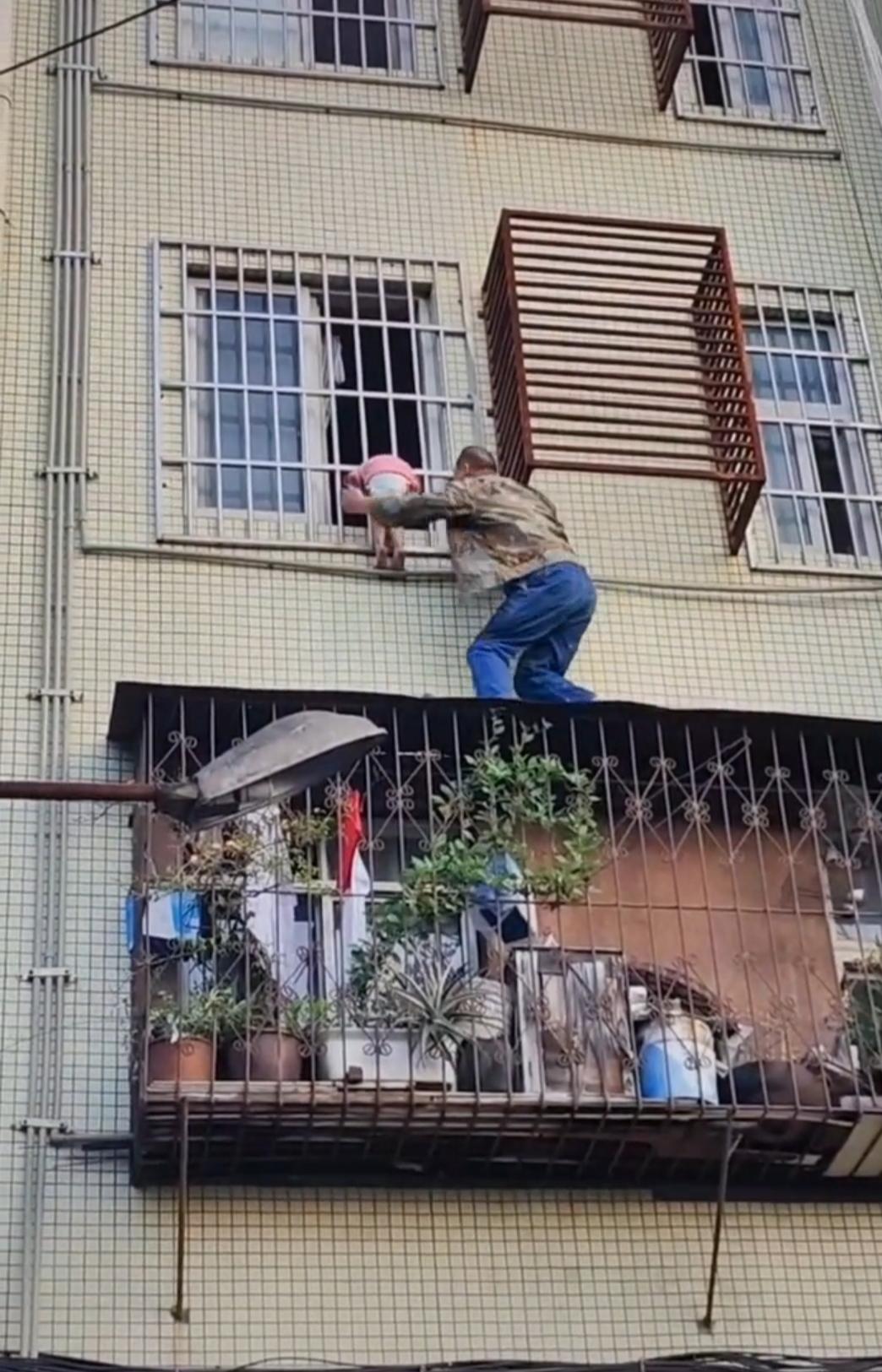 幼童悬挂窗外拖鞋大哥徒手爬窗救人
