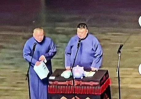 岳云鹏国外演出提词器故障，与自然美景意外邂逅的幽默瞬间