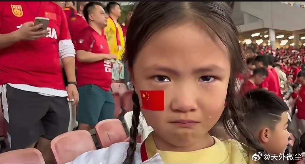 小学生犀利吐槽国足与小巷中的独特美食探险之旅