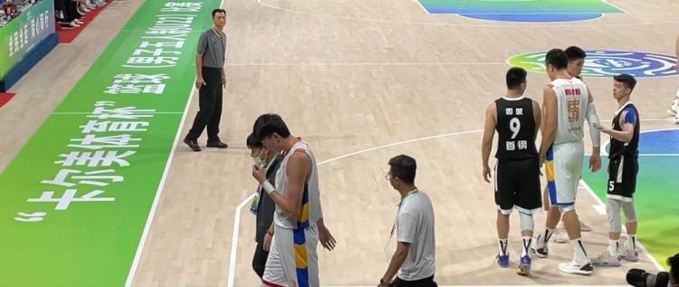 小巷篮球英雄崔永熙压哨三分与美食奇遇的篮球夜