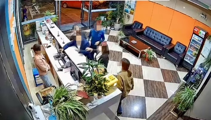 作协主席酒后闹事辱骂酒店前台事件引发争议，观点论述与反思