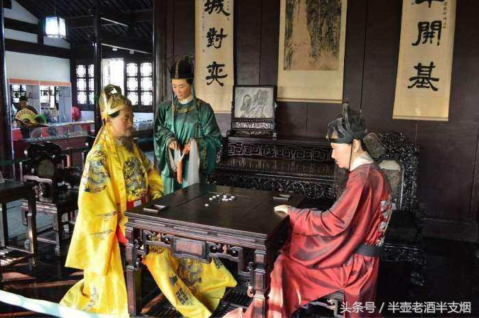 男子商场盗窃凑请客钱引发小插曲，友情与意外的礼物