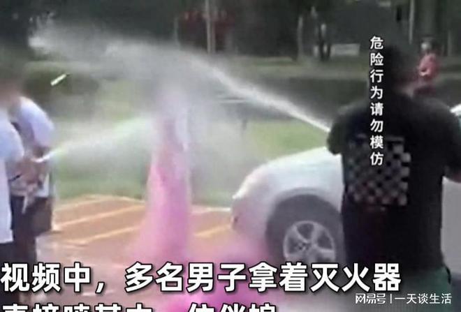女子挑衅遭灭火器喷击后的逆袭之路，自信之光的启示