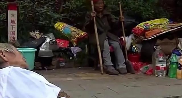 拾荒老人街边去世背后的生命价值与力量变迁