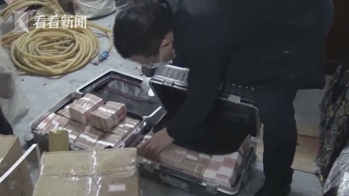 揭秘贪官巨额现金转移真相，拉杆箱装载500万金钱转移背后的贪腐内幕。