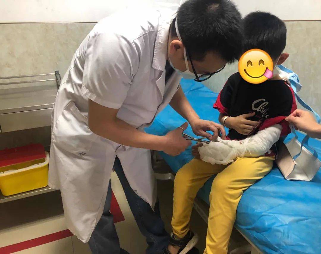 科技助力下的医疗奇迹，医生一分钟复位治愈6岁萌娃骨折