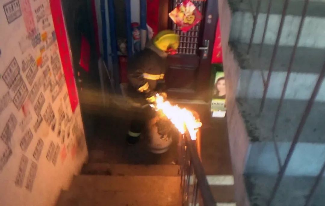 全网寻爆燃中灭火救人的英雄大哥，寻找与致敬热心英雄的步骤指南