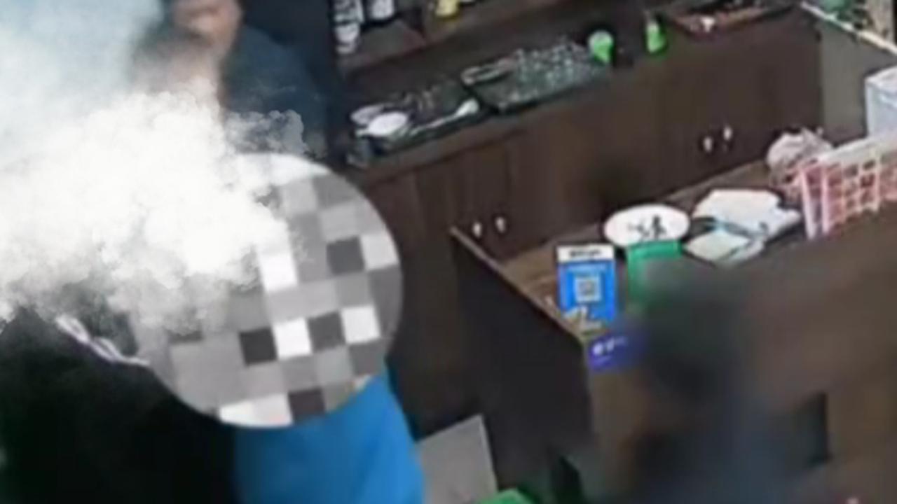 官方通报干部饭店院内挑衅小便事件，小巷独特小店成焦点