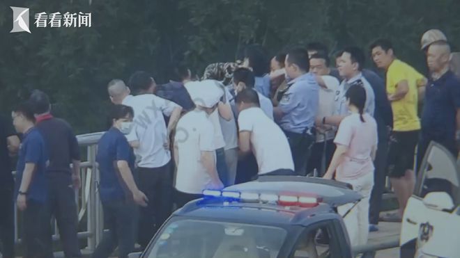 民警英勇合力救下跳桥男子