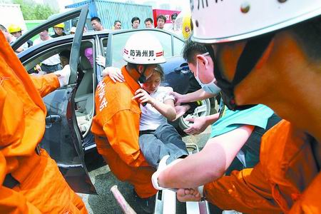 轿车自燃爷孙被困危机，众人展现大爱成功救援