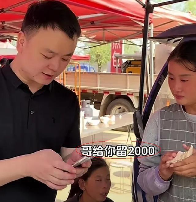 19岁烤牌姑娘走红现象引热议，如何看待这一新晋网红？
