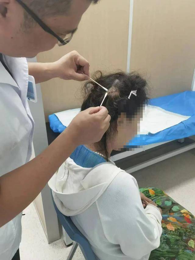 女子摔倒致鲨鱼夹碎裂扎入头部，逆境中的坚韧与智慧，学习与成长的自信与成就感之路