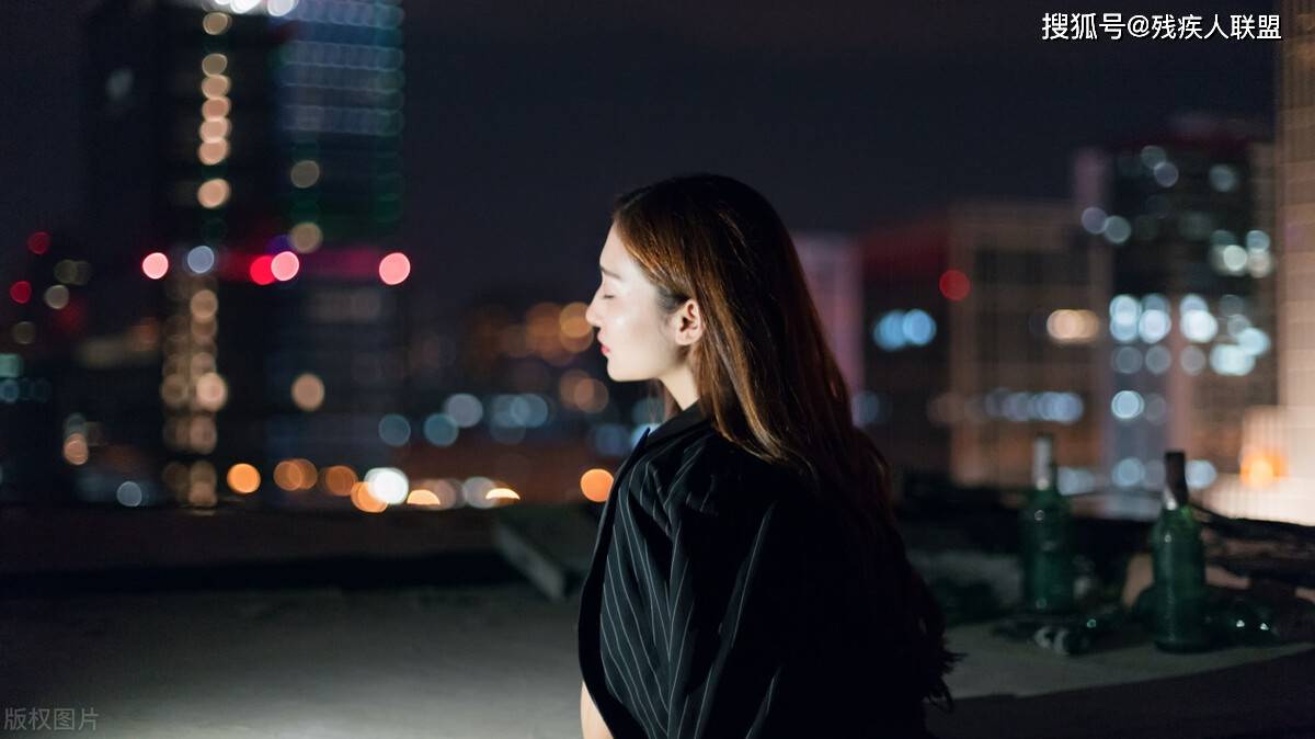 男子扮女装深夜尾随，友情与理解的温馨故事
