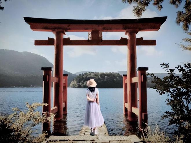 女网红在日本鸟居引体向上的励志之旅，从道歉到自信与成就感的蜕变之路