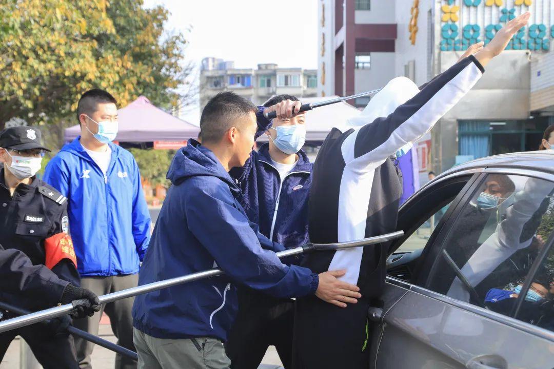 高校一校门到饭点即关闭，媒体热议背后的故事