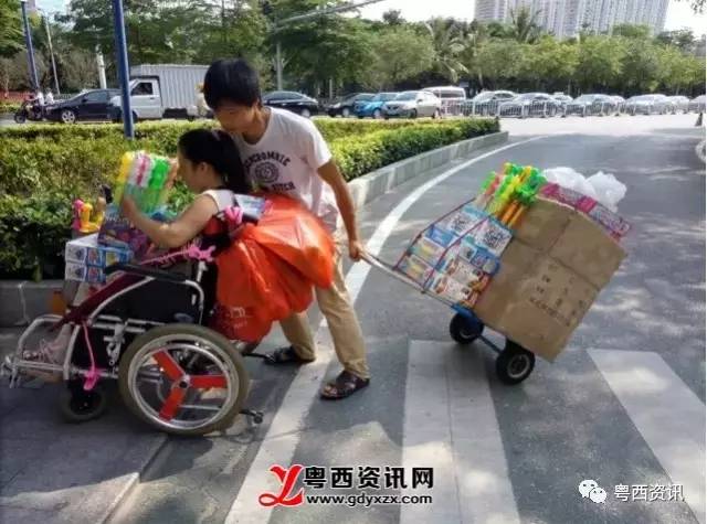 城市管理温情劝离摆摊夫妻，规范与关怀并行