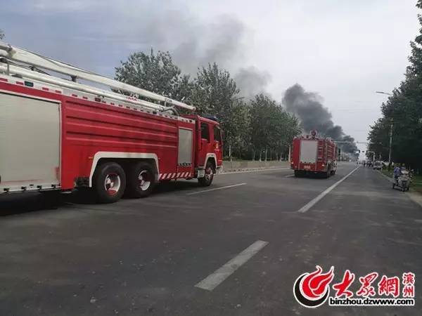 建筑火灾救援挑战，消防车受阻与巷弄深处的特色小店危机