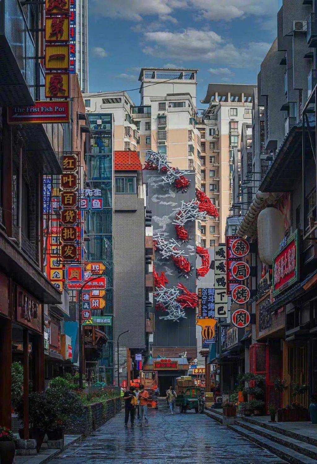 一线城市楼市回温与小巷独特魅力的探寻