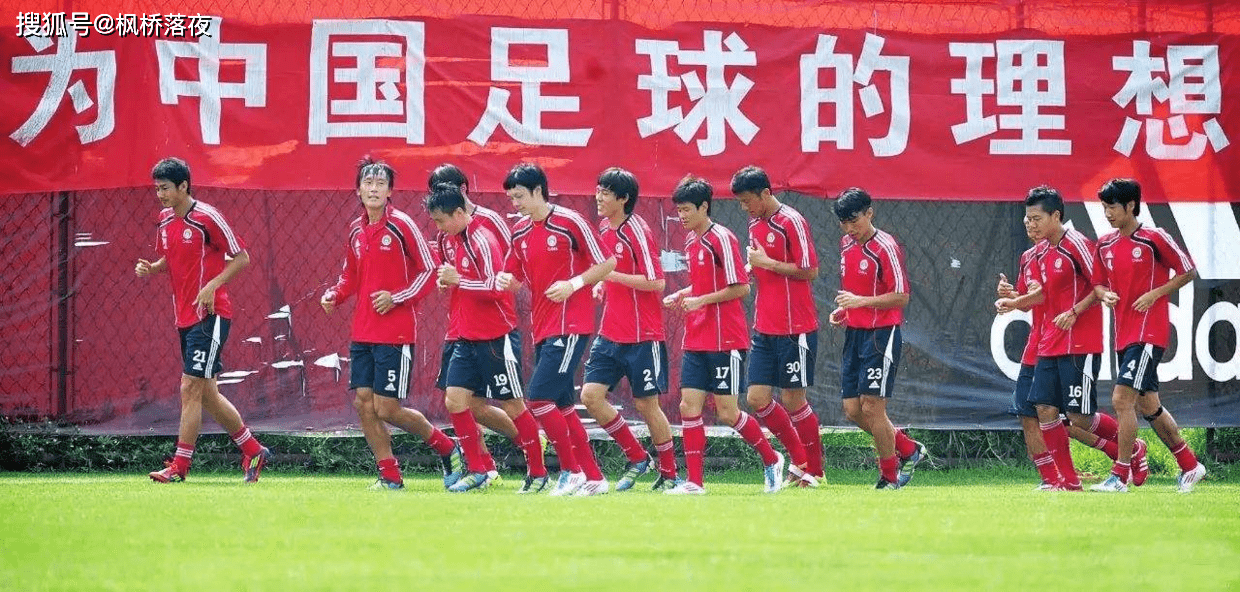 国足比赛现场巨型国旗，震撼人心的视觉盛宴！