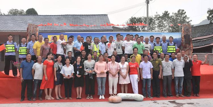 国足球迷赛前高唱歌唱祖国，激情点燃友情与陪伴的赛场温馨时刻