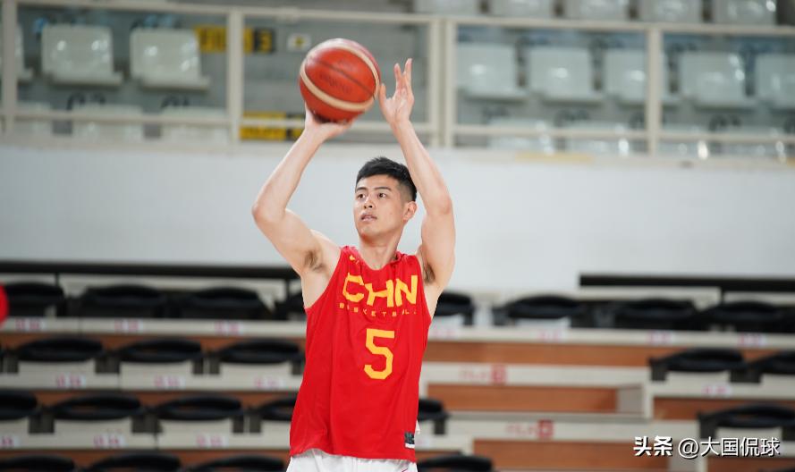 篮球传奇瞬间，崔永熙压哨三分接锅球，缔造球场辉煌时刻