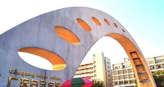 学校回应新生放弃入学现象，背后原因令人深思