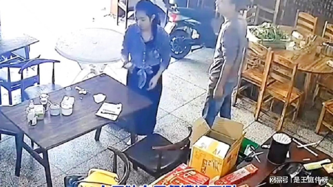老板娘霸气制止男子骚扰女生事件