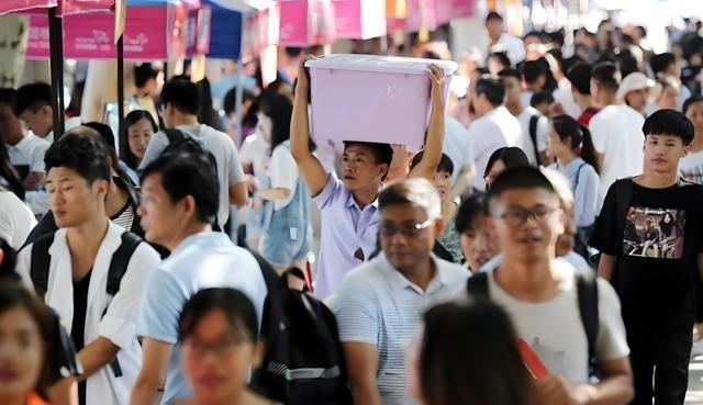 学院回应新生入学变化，面对放弃入学现象，自信与成长旋律的回应