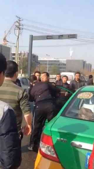 两司机互殴事件，占道问题引发冲突，背后隐藏的社会启示与反思