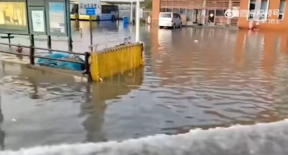 辽宁盘锦遭遇海水倒灌，街道淹没波涛之中，城市遭遇严重水患挑战