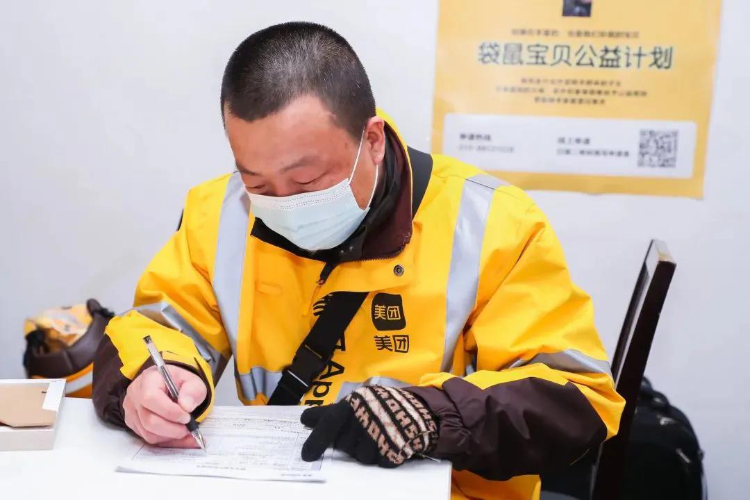 城市误会，骑手并未带患儿送外卖