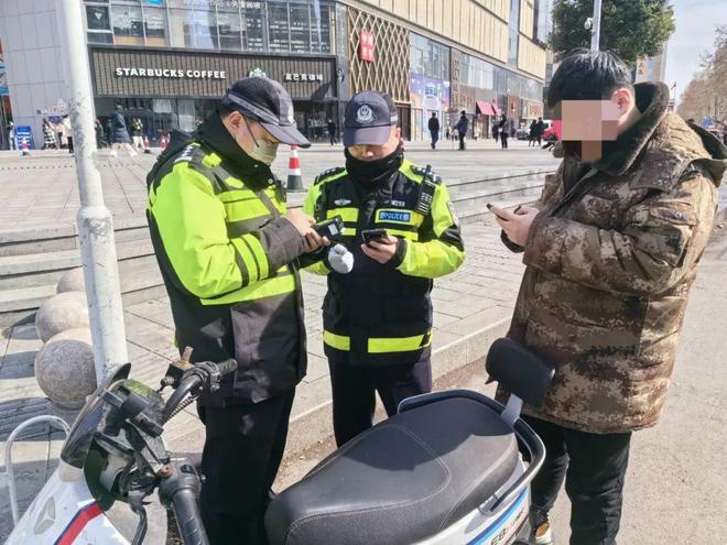 小交警贴脸劝导，确保路人戴上头盔安全出行