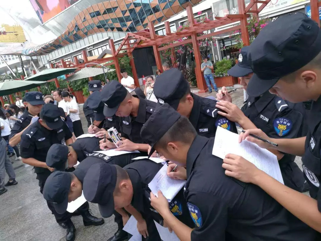 民辅警热血集结，10分钟展现力量与担当的闪光时刻
