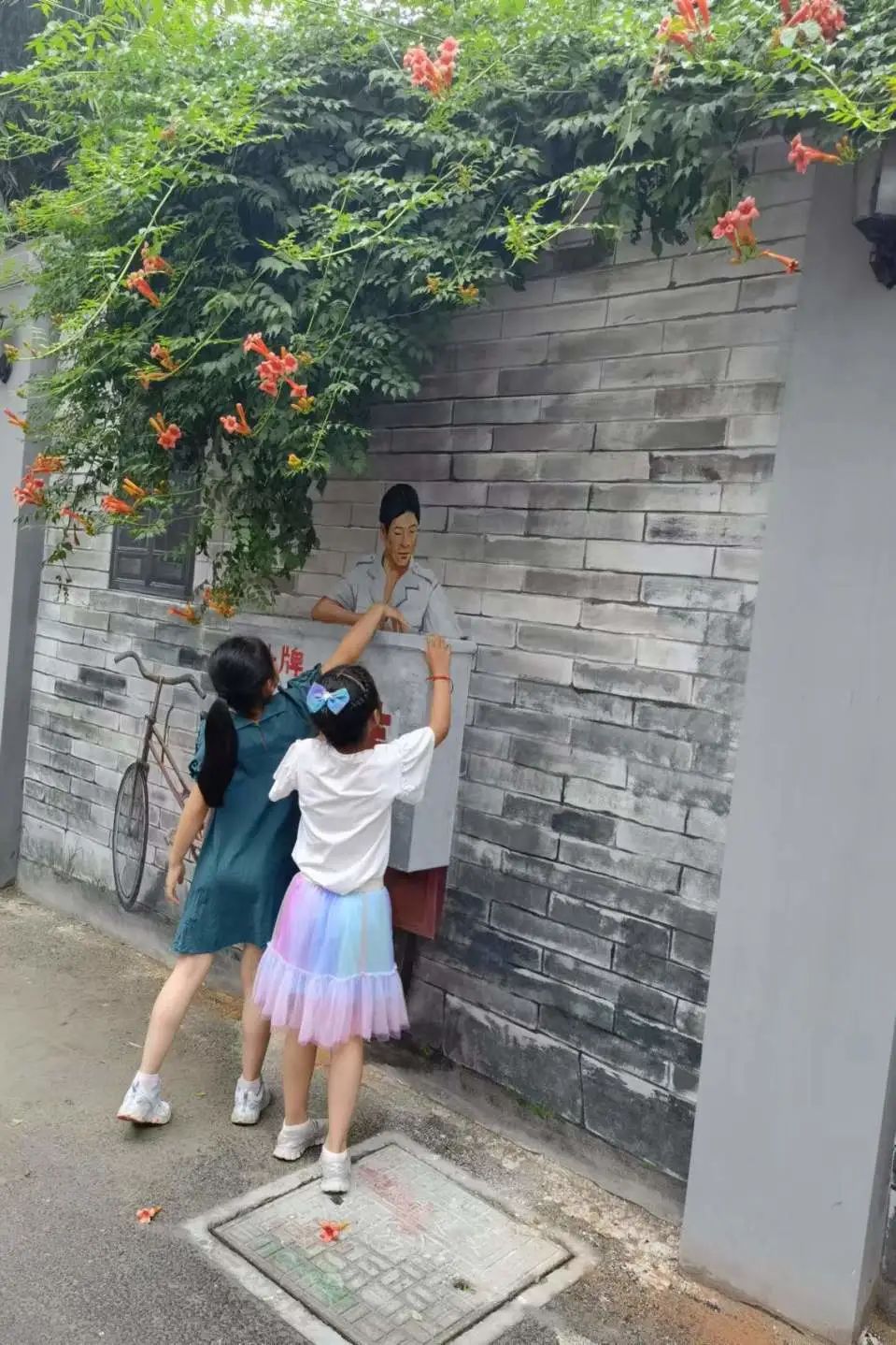 景区徒手抓捕项目争议不断，小巷中的独特体验探秘