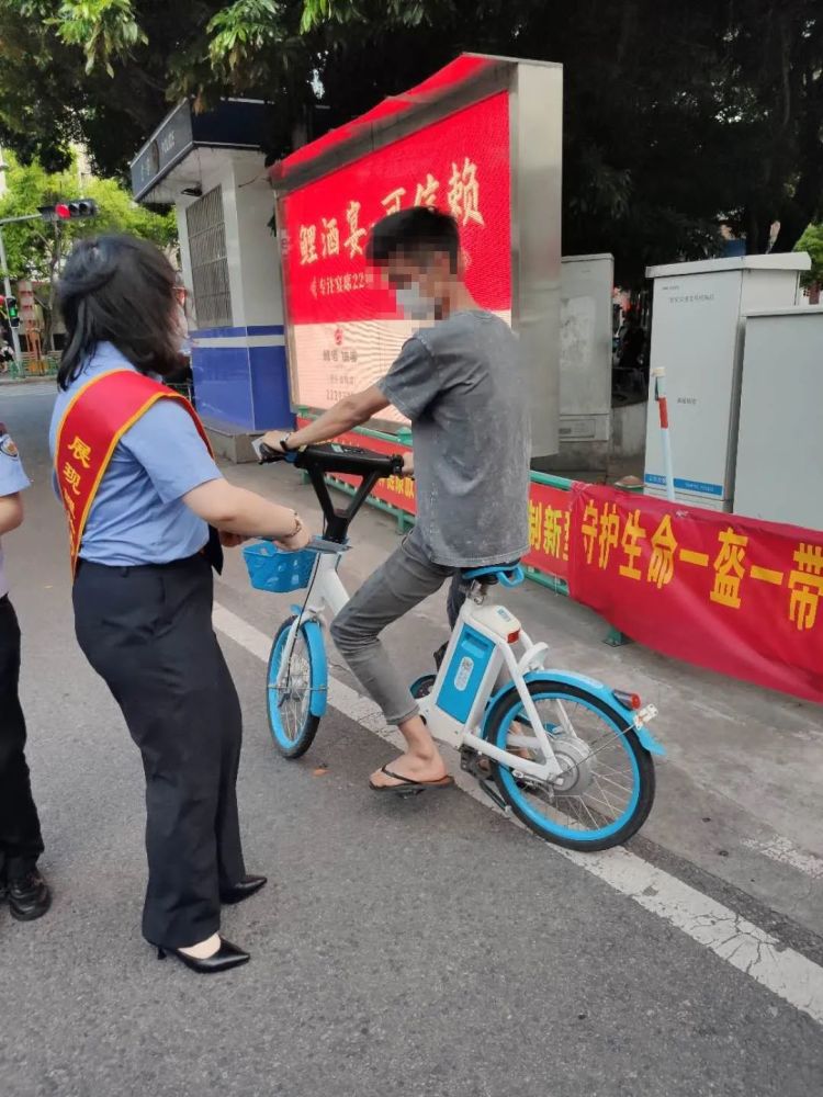 小交警贴脸劝导，守护安全力量推动路人戴头盔行动