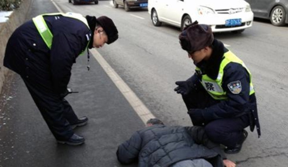 老人遭假警察洗脑拒绝开门事件曝光