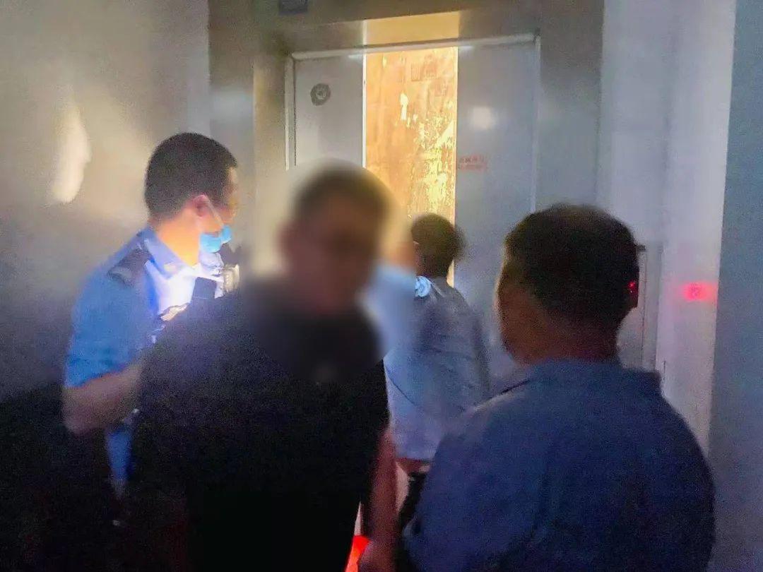智能科技守护安全，女子被困自家电梯一天一夜的惊险经历！