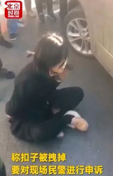 老人撞人欲逃逸，女子勇敢阻拦遭咬，事件背后的反思与治愈之旅