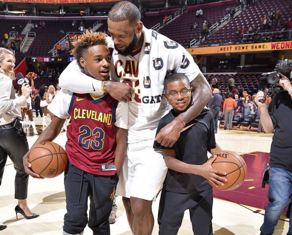 布朗尼迎NBA生涯首次先发，科技重塑篮球巨星新篇章