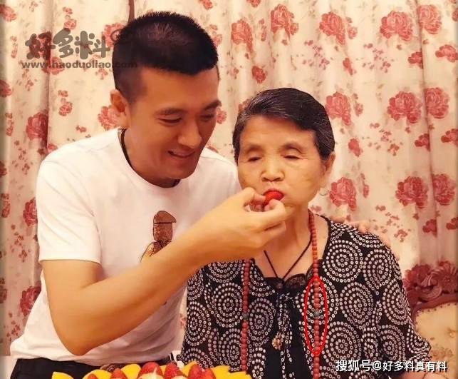 黄圣依杨子回应昔日藏头诗与小巷特色小店探秘揭秘