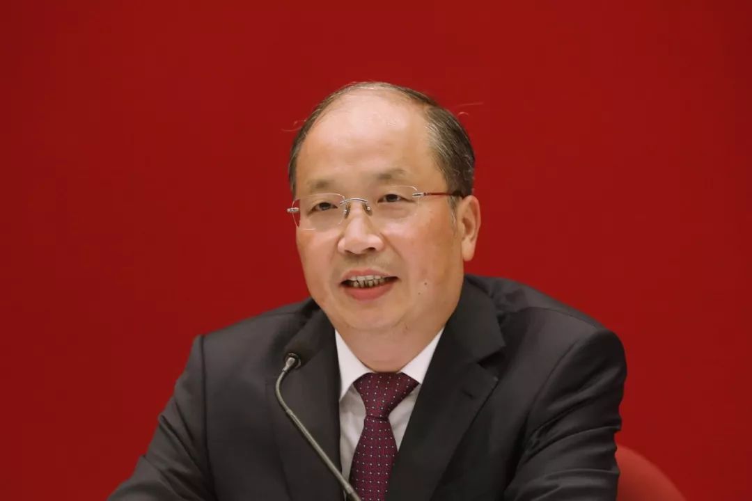 证监会主席解读，未出现扎堆减持现象及其背后的深层原因。