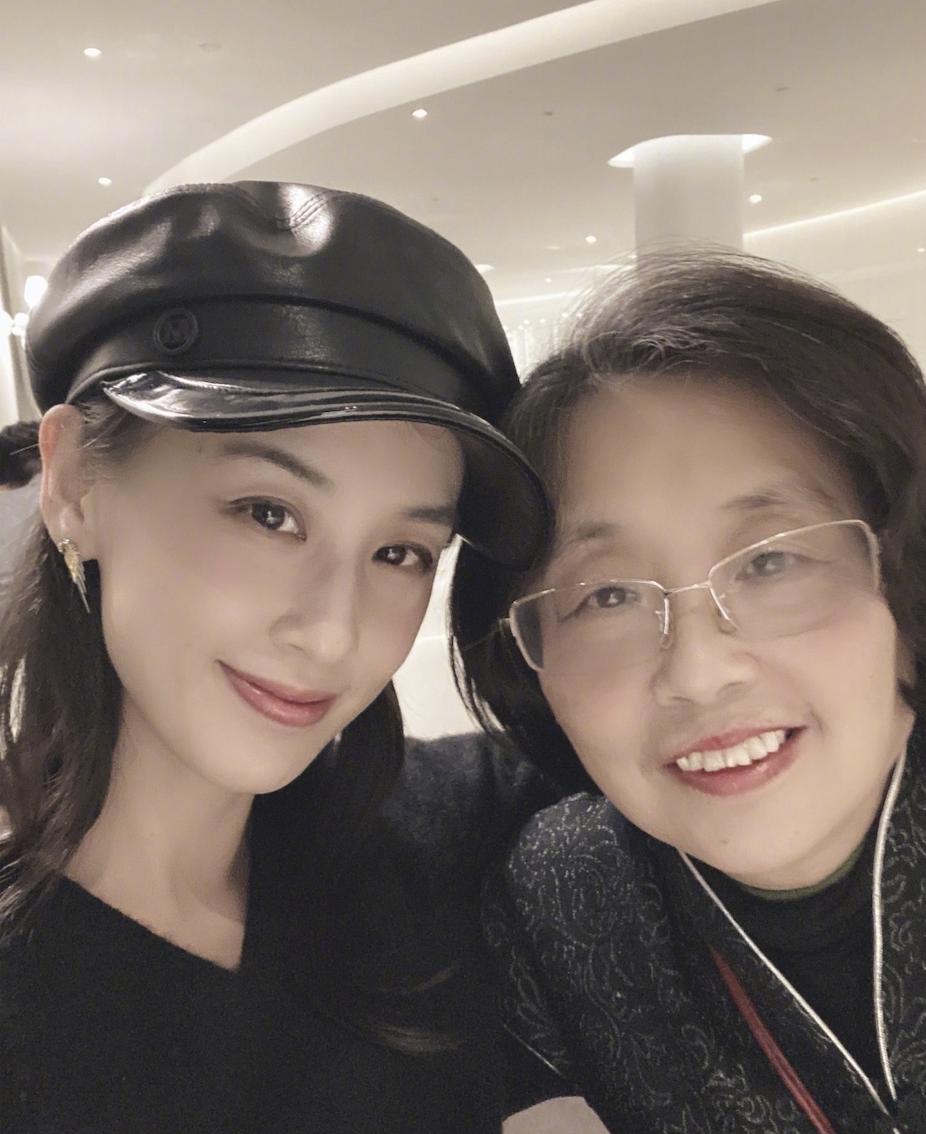 papi酱揭秘，黄圣依与杨子的真实人生——励志传奇中的力量与自信