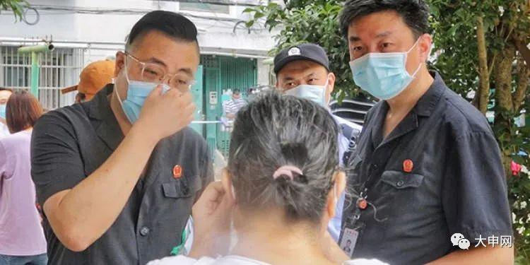 母女家中养超20只猫，猫咪乐园引发邻里趣事，但需警惕恶臭扰民问题