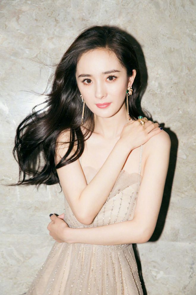 杨幂最新照片曝光，公众观点大讨论