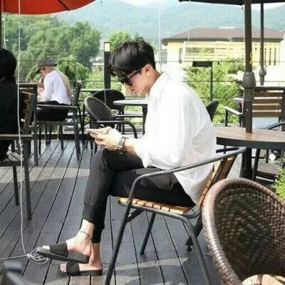 小巷深处的独特风采，最新QQ男生头像精选