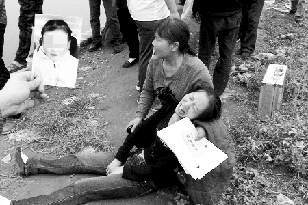人在家中坐却被“网上寻尸”,人在家中坐却被网上寻尸，小巷深处的神秘小店探秘