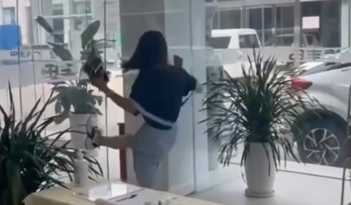 女生打人视频热点与小巷特色小店探秘