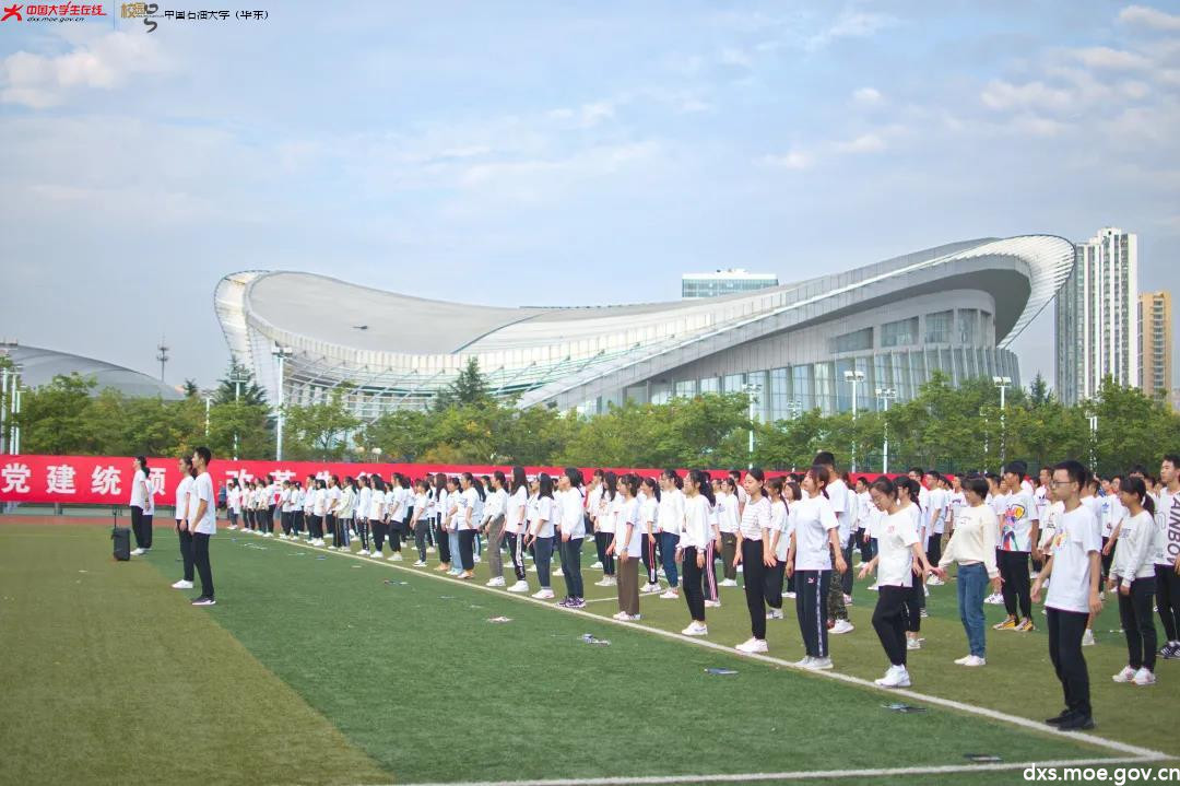 最新制服下的师生日常，校园时光温馨趣事